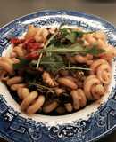Trottole con olivas negras y mejillones