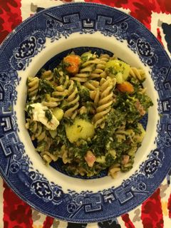 Una foto de Pasta integral con verduras y queso de cabra