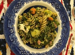 Una foto de Pasta integral con verduras y queso de cabra