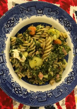 Una foto de Pasta integral con verduras y queso de cabra