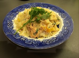 Una foto de Farfalle con salmon ahumado y rúcula