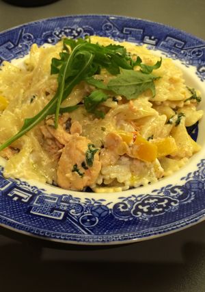 Una foto de Farfalle con salmon ahumado y rúcula