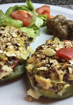Una foto de Calabacines rellenos con quinoa morada y pollo.