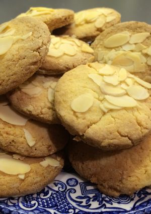 Una foto de Galletas crocantes de polenta y almendras.