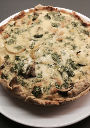 Una foto de Quiche de zucchini, portobellos y gambas