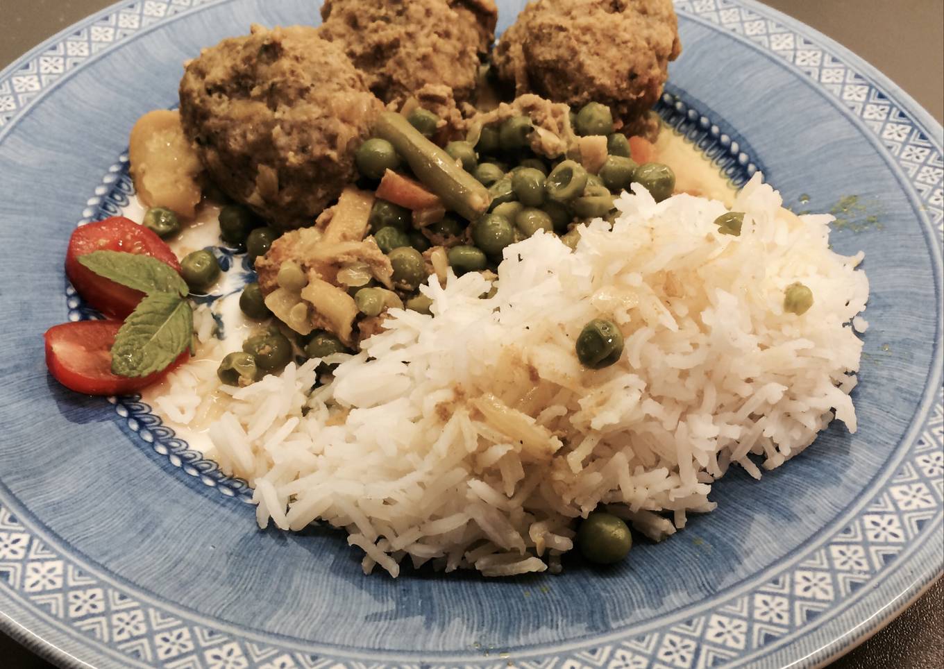 Albondigas de cerdo y menta con curcuma y arroz basmati