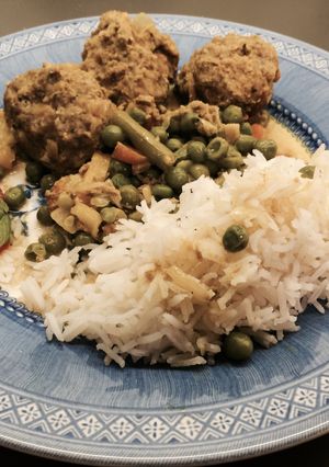 Una foto de Albondigas de cerdo y menta con curcuma y arroz basmati