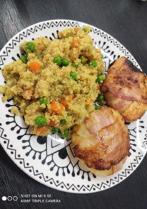 Baconbe tekert ananászos csirkemell zöldséges fehér quinoával recept fotója