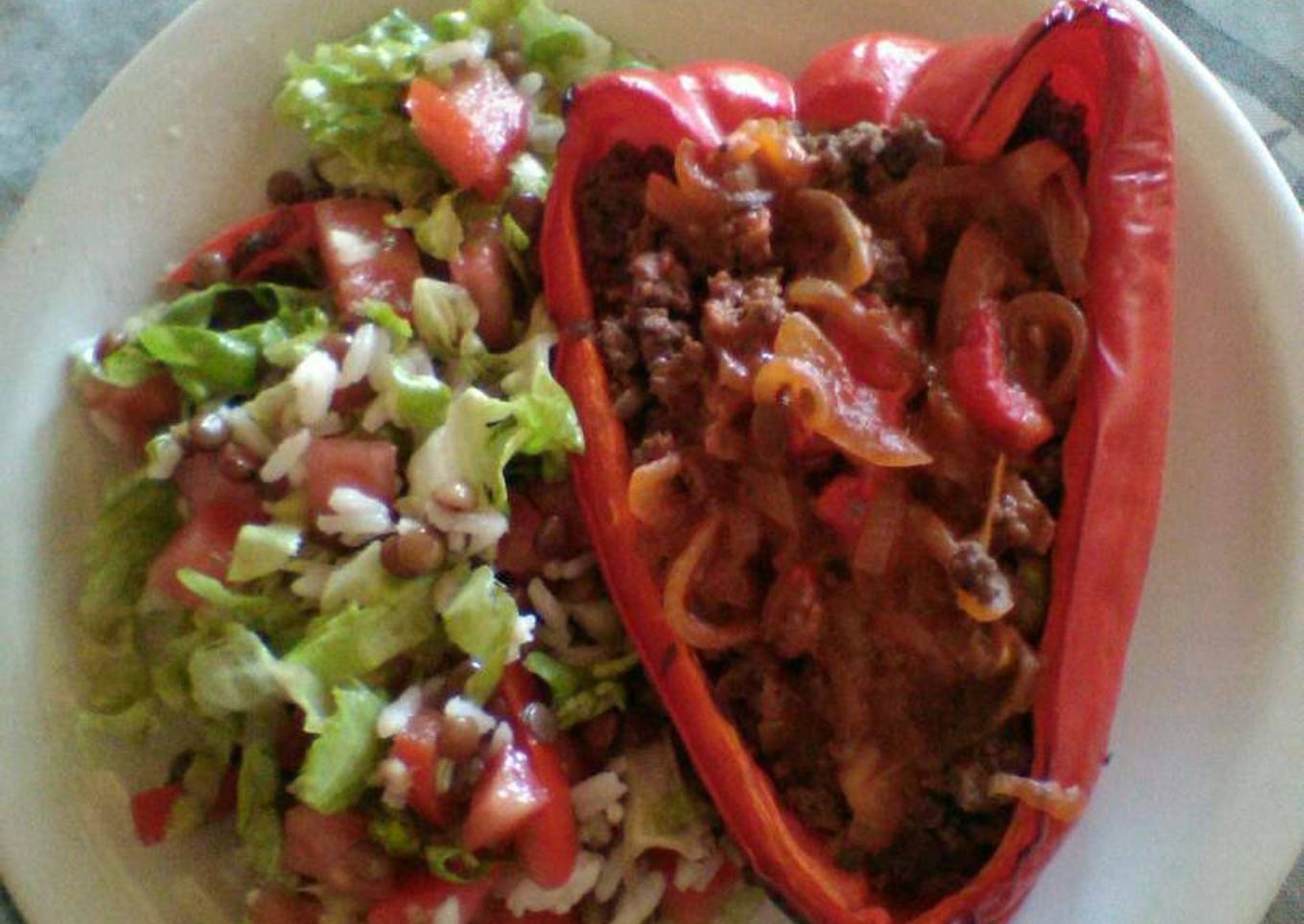 Morrón rojo relleno con ensalada
