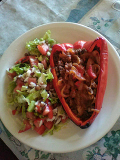 Una foto de Morrón rojo relleno con ensalada