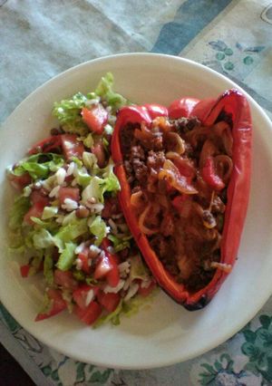 Una foto de Morrón rojo relleno con ensalada