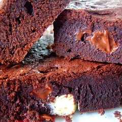 A picture of Brownie de tres chocolates.