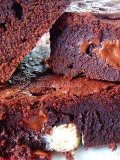 Una foto de Brownie de tres chocolates