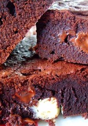Una foto de Brownie de tres chocolates