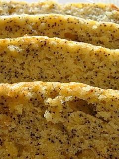 Una foto de Cake de naranja, polenta y amapolas