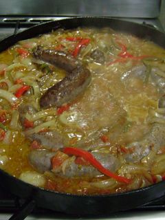 Una foto de Chorizos a la pomarola en disco de arado