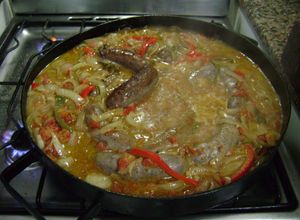 Una foto de Chorizos a la pomarola en disco de arado