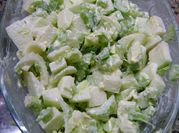 Una foto de ensalada de apio