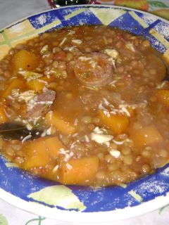Una foto de Guiso de lentejas con chorizo colorado