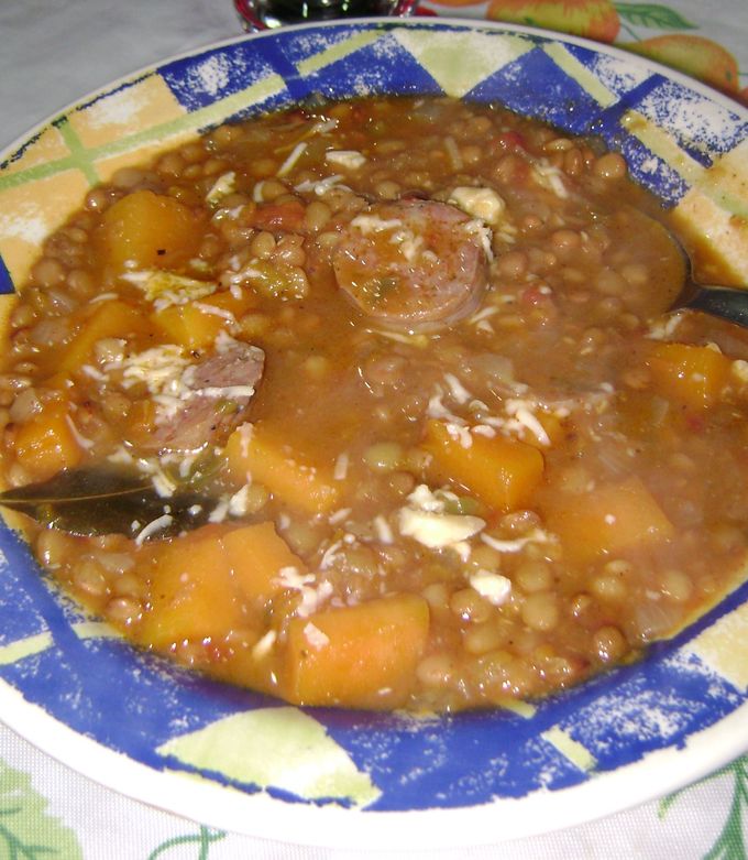 Una foto de Guiso de lentejas con chorizo colorado