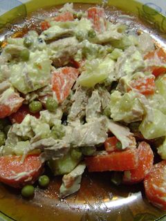 Una foto de Ensalada rusa con pollo