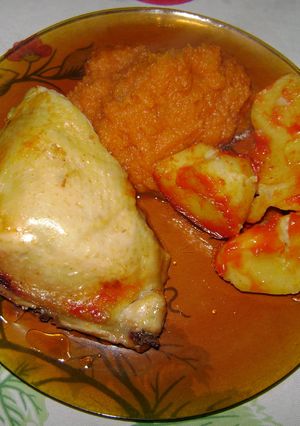 Una foto de Pollo con papas a la bolsa