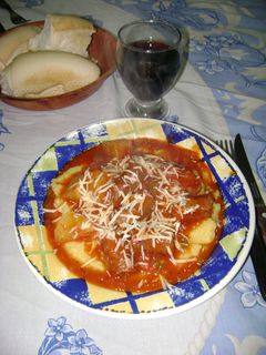 Una foto de Polenta con salchichas parrilleras