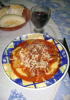 Una foto de Polenta con salchichas parrilleras