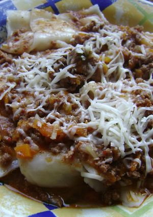 Una foto de Ravioles a la bolognesa