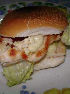 Una foto de Sándwich de pollo primavera