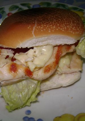 Una foto de Sándwich de pollo primavera