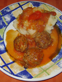 Una foto de Albóndigas estofadas con puré de papas