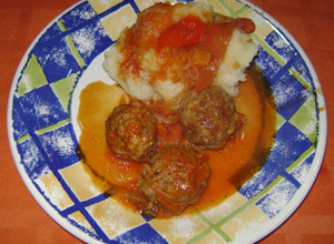 Una foto de Albóndigas estofadas con puré de papas