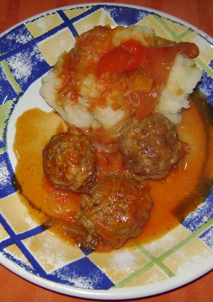 Una foto de Albóndigas estofadas con puré de papas