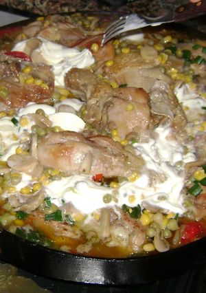 Una foto de Pollo a la cerveza en disco de arado