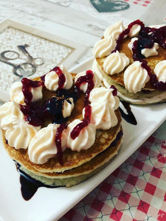 Una foto de Merienda dulce pancakes con la crema de los albaricoques rellenos y mermelada de frambuesa