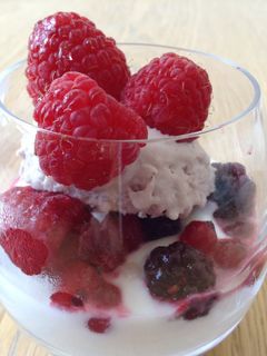 Une photo de Verrines aux fruits rouges et glace