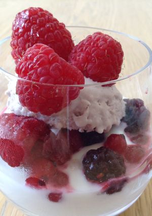 Une photo de Verrines aux fruits rouges et glace