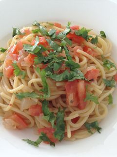 Une photo de Spaghetti aux tomates, anchois et coriandre.