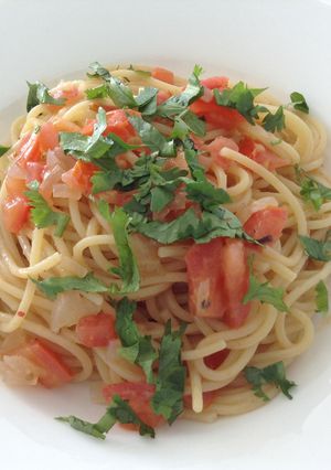 Une photo de Spaghetti aux tomates, anchois et coriandre.