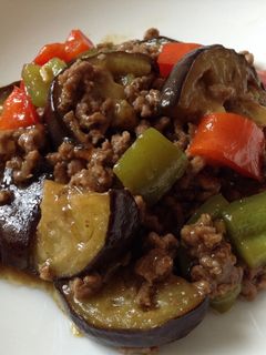 Une photo de Bœuf haché avec aubergine et poivrons à la japonaise 