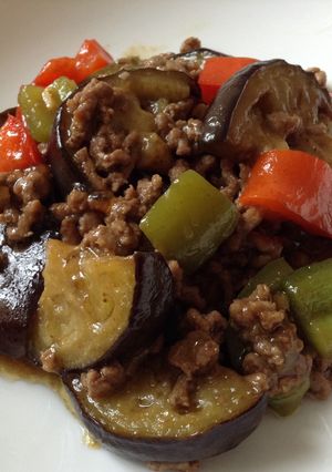 Une photo de Bœuf haché avec aubergine et poivrons à la japonaise