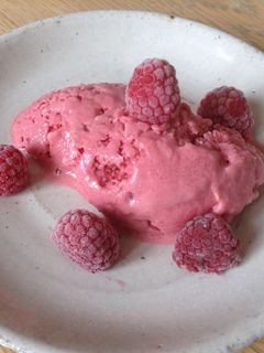 Une photo de Glace au yaourt aux framboises