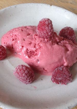 Une photo de Glace au yaourt aux framboises