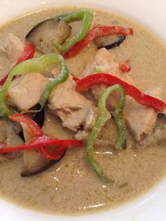 Une photo de Curry vert de poulet à la thaïlandaise