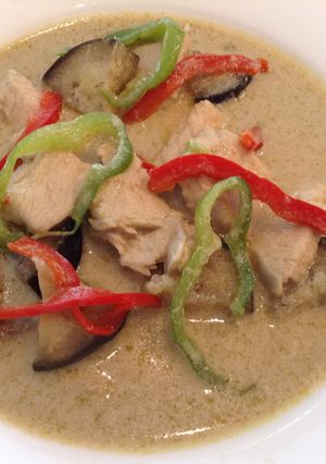 Une photo de Curry vert de poulet à la thaïlandaise