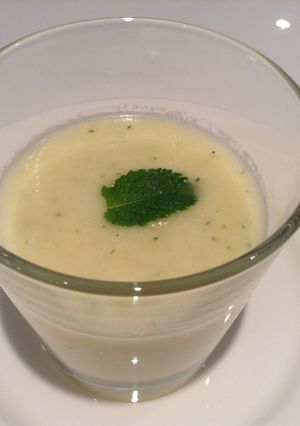 Une photo de Gazpacho de melon et lait de coco à la menthe