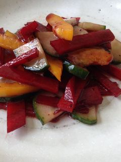 Une photo de Salade de betterave crue, poivron jaune et concombre