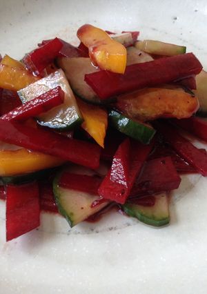 Une photo de Salade de betterave crue, poivron jaune et concombre