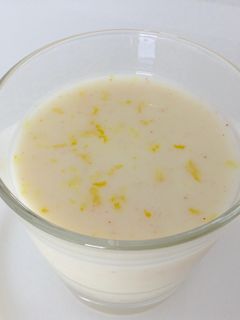 Une photo de Soupe froide de chou-fleur au citron